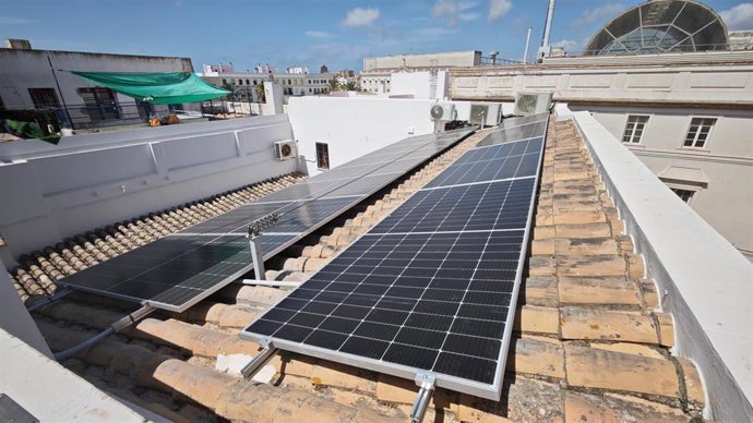 Placas solares en el tejado de la sede de la empresa municipal El Puerto Global.