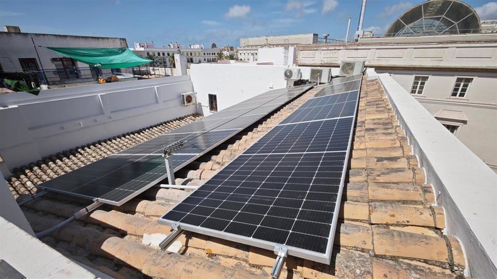 Placas solares en el tejado de la sede de la empresa municipal El Puerto Global.