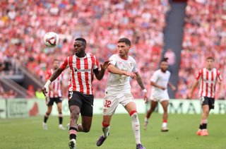 Archivo - September 29, 2024, Bilbao, North Rhine-Westphalia, Spain: Inaki Williams (Athletic Club) und Josa Angel Carmona (Sevilla FC) battle for the ball during the LaLiga match between Athletic Club and Sevilla FC at San Mamés on September 29, 2024 in 