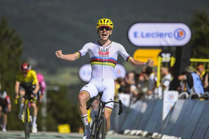 Archivo - El ciclista esloveno Tadej Pogacar (UAE Team) en una de sus victorias de etapa en el Tour de Francia 2026.