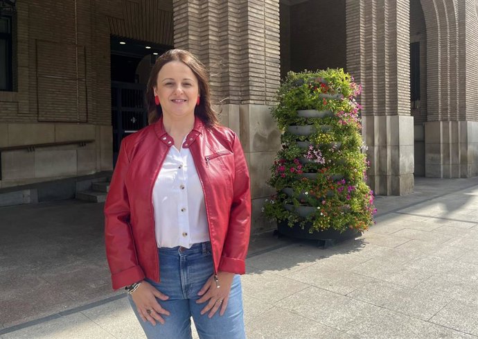 Archivo - La candidata de Zaragoza en Común (ZeC) a la Alcaldía, Elena Tomás, junto al Ayuntamiento de Zaragoza.
