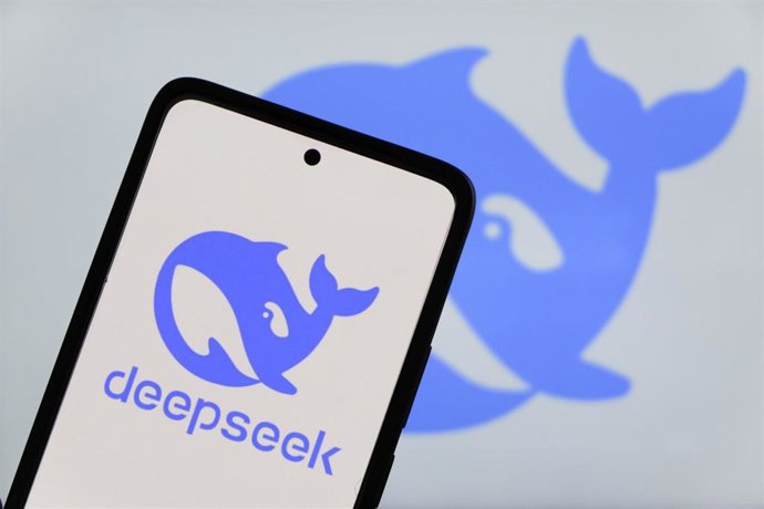 Archivo - Imagen del logo de DeepSeek en un móvil.