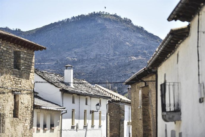 Vista de zonas calcinadas por el incendio de Riglos, a 19 de agosto de 2026, en Huesca, Aragón (España). El Centro de Coordinación Operativa Integrada (CECOPI) acordó, en su reunión del martes, 18 de agosto, el realojo, este miércoles, 19 de agosto, de lo