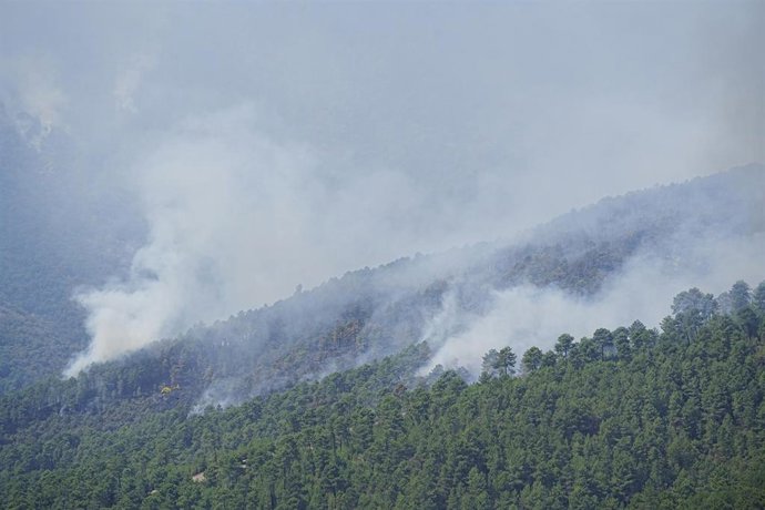 Vista del humo ocasionado por el incendio de Pinofranqueado, a 19 de agosto de 2026, en Caceres, Extremadura (España). 