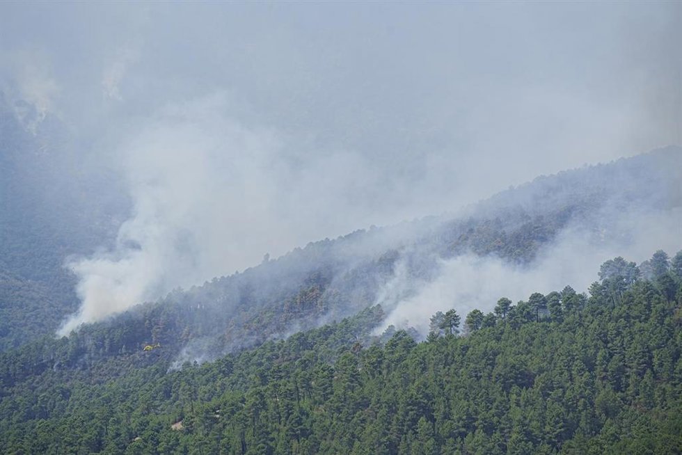 Vista del humo ocasionado por el incendio de Pinofranqueado, a 19 de agosto de 2026, en Caceres, Extremadura (España). 