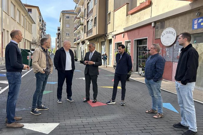 El consejero de Cohesión Territorial del Gobierno de Navarra, Óscar Chivite y el director general de Administración Local y Despoblación, Jesús María Rodríguez, en una visita a las obras del PIL en Huarte.