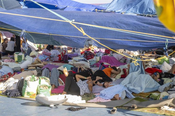 Varios inmigrantes acampados en la playa del Trampolín, a 20 de agosto de 2026, en Ceuta (España). 