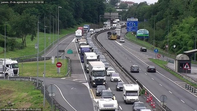 Archivo - Retenciones en la AP-8 en Irun sentido Francia