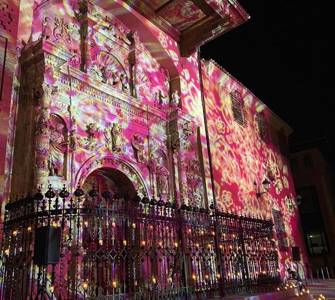 Archivo - La fachada de Santa María iluminada