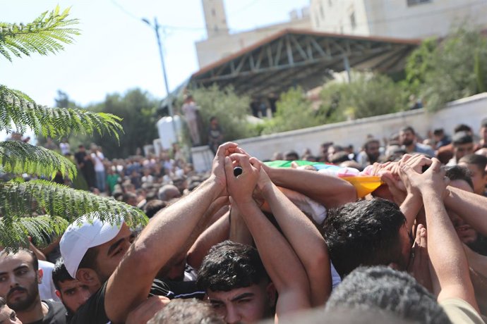 21 de agosto de 2026, Hebron, Palestina, Estado de: SA'IR, HEBRON, CISJORDÂNIA, 21 DE AGOSTO DE 2026: Palestinos participam do funeral de Karim Sand Shalaldeh, de 17 anos, na vila de Sa'ir, a leste de Hebron, após ele ter sido morto durante um ataque de c