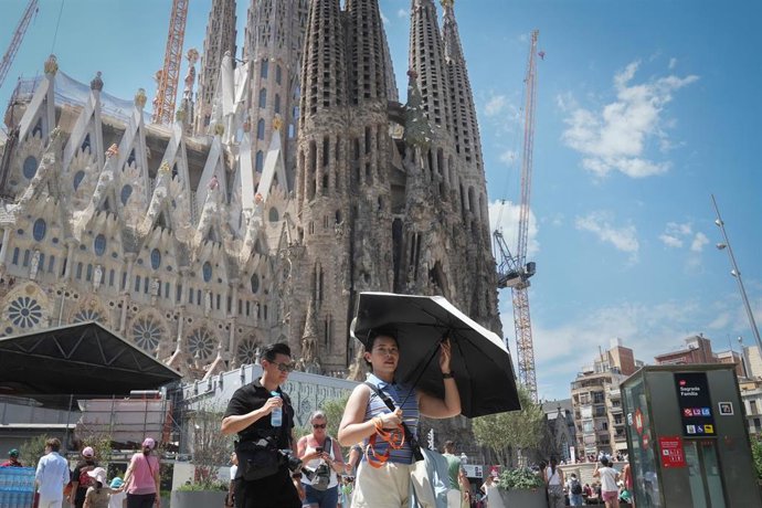Varios turistas caminan en las inmediaciones de la Sagrada Familia, a 6 de agosto de 2026, en Barcelona, Cataluña (España).