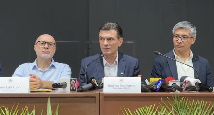 El presidente de Bolivia, Rodrigo Paz, y a su izquierda, el exministro de Economía José Gabriel Espinoza