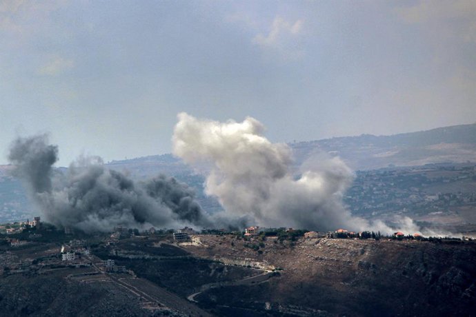Archivo - Arquivo - Coluna de fumaça após um bombardeio do Exército de Israel contra Yabal al Rihan, no Líbano (arquivo)