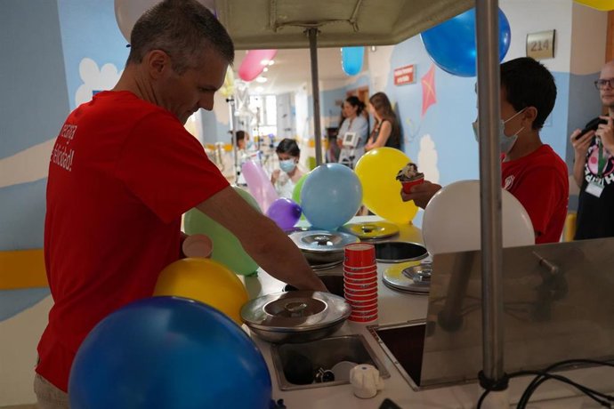 Bonisssimo cumple diez años repartiendo helados entre los pacientes del Hospital Reina Sofía de Córdoba.