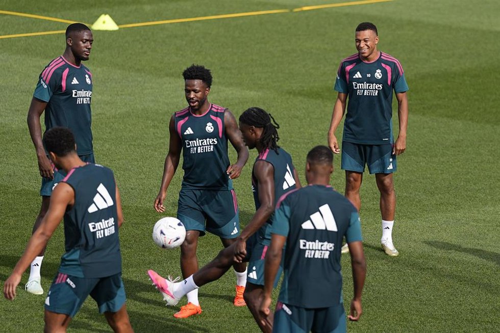 Ibrahima Konaté, Vinícius Junior y Kylian Mbappé, en un entrenamiento del Real Madrid en Valdebebas.