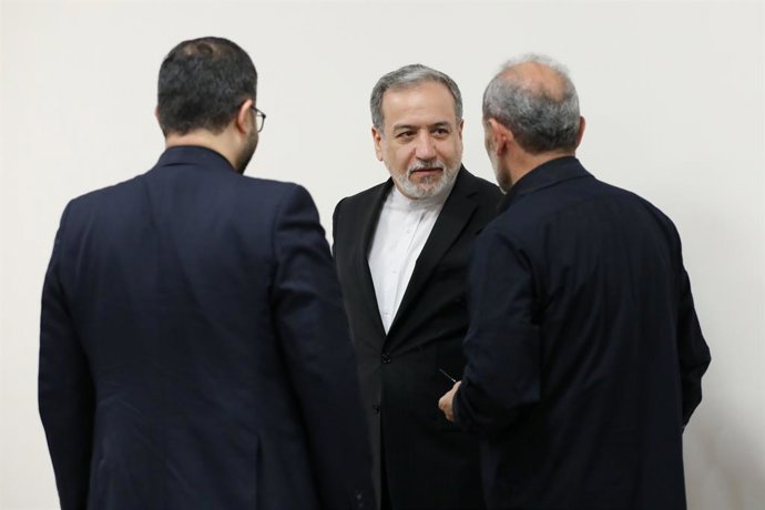 Archivo - July 15, 2026, Tehran, Iran: Iranian Foreign Minister ABBAS ARAGHCHI (C) attends a cabinet meeting in Tehran. Hostilities renewed between Iran and the US, endangering a memorandum of understanding reached in June with Qatari and Pakistani mediat
