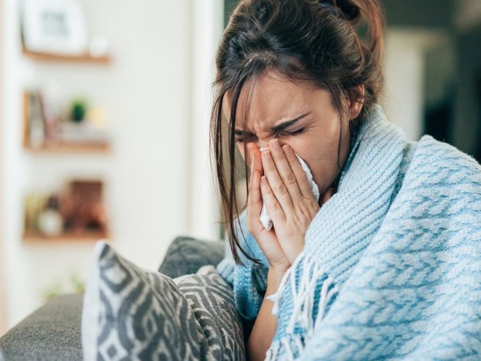 Archivo - Imagen de recurso de una persona con síntomas de gripe.