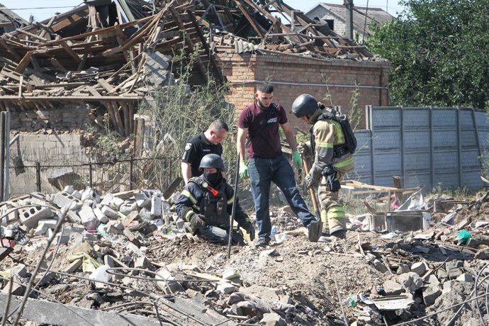 30 de julho de 2026, Radushne, Região de Dnipropetrovsk, Ucrânia: Agentes da lei e equipes de resgate vasculham as ruínas da casa de uma família numerosa atingida por um míssil russo, no povoado de Radushne, distrito de Kryvyi Rih, região de Dnipropetrovs