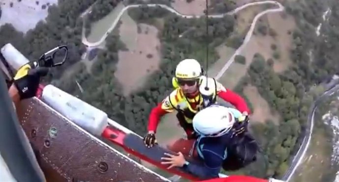 El equipo de rescate iza al rescatado hasta el helicóptero medicalizado