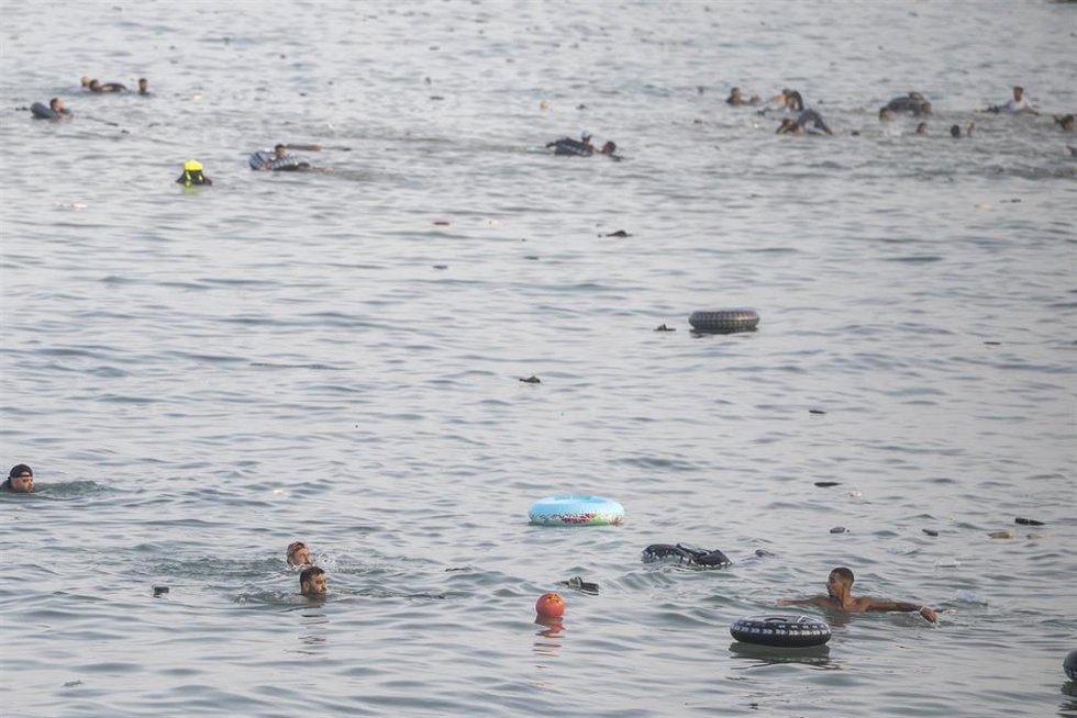 Varios migrantes en el agua tratan de traspasar la frontera entre Ceuta y Marruecos, a 31 de julio de 2026, en Madrid (España). 