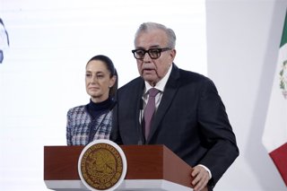 Archivo - El gobernador de Sinaloa, Rubén Rocha Moya, y a su espalda la presidenta de México, Claudia Sheinbaum