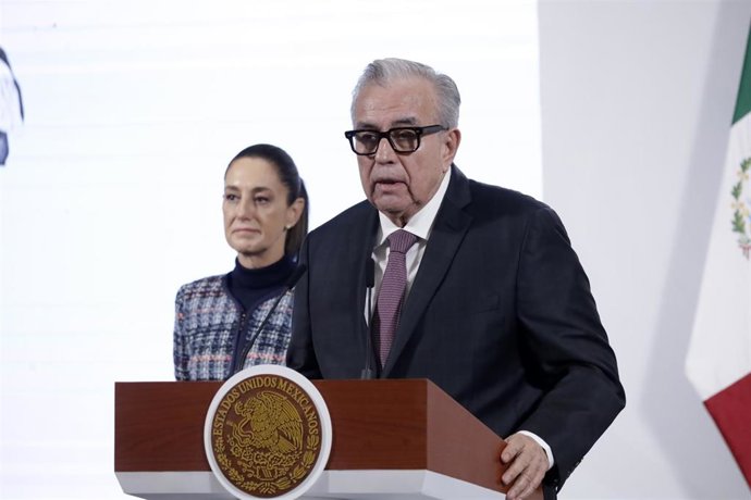 Archivo - El gobernador de Sinaloa, Rubén Rocha Moya, y a su espalda la presidenta de México, Claudia Sheinbaum