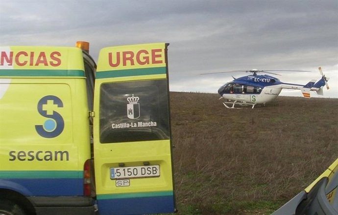 Archivo - Helicóptero del Sescam.