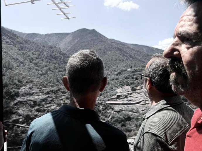 El presidente de la Diputación de Cáceres, Miguel Ángel Morales, en su visita a localidades afectadas por los incendios en Las Hurdes