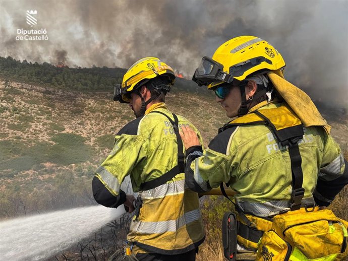 Bomberos en la extinción del incendio de Segorbe (Castellón)