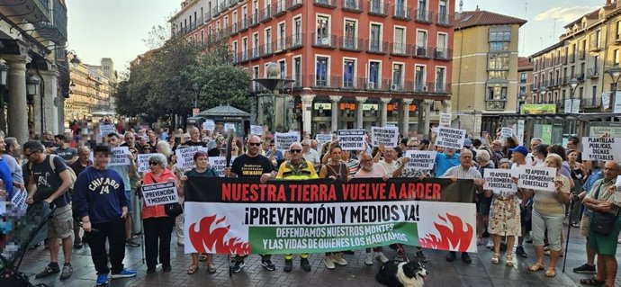 Unas 200 personas se concentran en Valladolid para reclamar prevención y medios tras los fuegos del verano