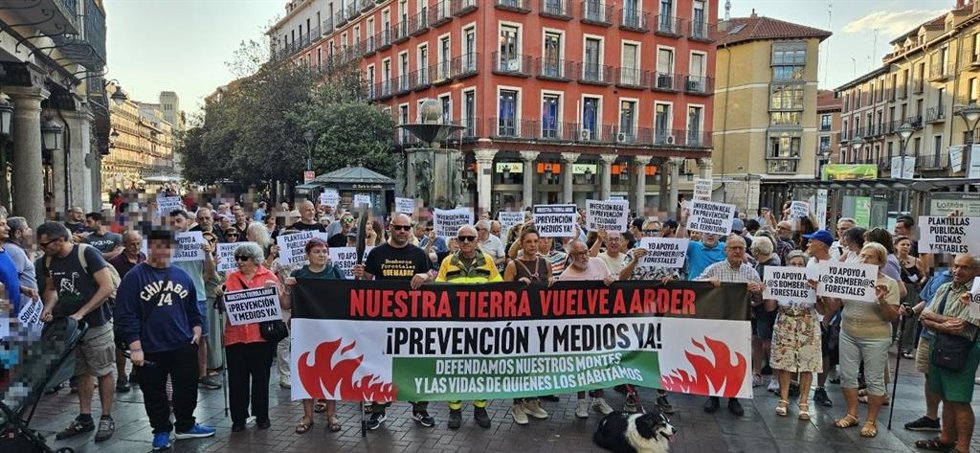 Unas 200 personas se concentran en Valladolid para reclamar prevención y medios tras los fuegos del verano