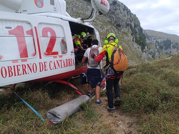 Los dos senderistas suben al helicóptero medicalizado del Gobierno de Cantabria.