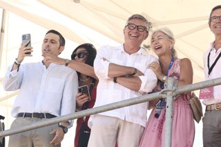 El vicepresidente segundo y consejero de Turismo, Justicia, Desregulación y Administración Local, Manuel Gavira, junto a la consejera de Cultura, Patrimonio Histórico y Deporte, Patricia del Pozo, en las Carreras de Caballos de Sanlúcar.