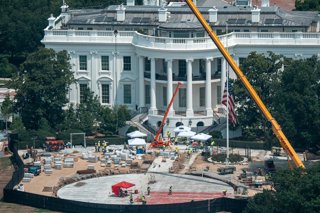 Archivo - 15 July 2026, US, Washington: A view of the construction works of the helipad at the White House . Photo: Andrew Leyden/ZUMA Press Wire/dpa