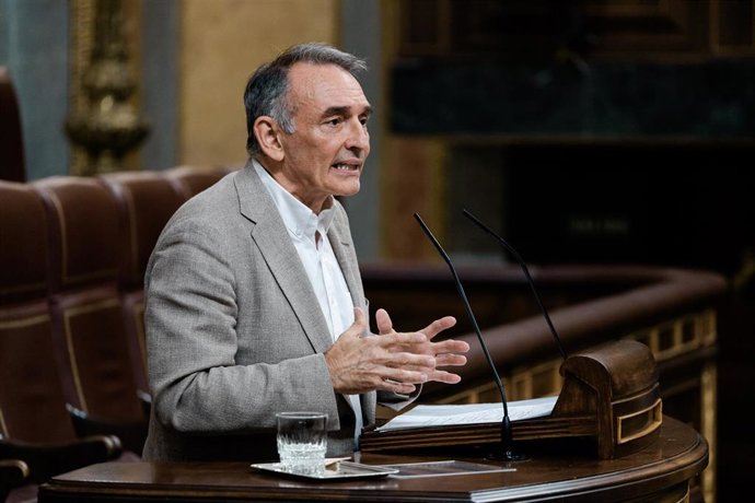 Archivo - El diputado de Sumar Enrique Santiago interviene durante una sesión plenaria extraordinaria, en el Congreso de los Diputados, a 14 de julio de 2026, en Madrid (España).