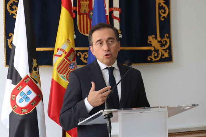 El ministro de Asuntos Exteriores, Unión Europea y Cooperación, José Manuel Albares, atiende a los medios de comunicación tras reunirse con el presidente de la Ciudad Autónoma de Ceuta, Juan Jesús Vivas Lara, en la sede de la Delegación del Gobierno, a 