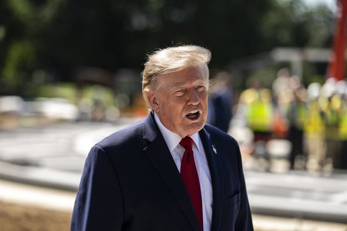 19 de agosto de 2026, Washington, Distrito de Columbia, EUA: WASHINGTON, DC – 19 DE AGOSTO: O presidente dos EUA, Donald Trump, fala com membros da imprensa enquanto visita a obra do heliporto da Casa Branca no Jardim Sul da Casa Branca, em Washington, DC