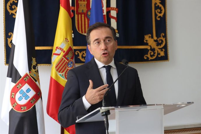 O ministro das Relações Exteriores, da União Europeia e da Cooperação, José Manuel Albares, fala com a imprensa após se reunir com o presidente da Cidade Autônoma de Ceuta, Juan Jesús Vivas Lara, na sede da Delegação do Governo, às 11