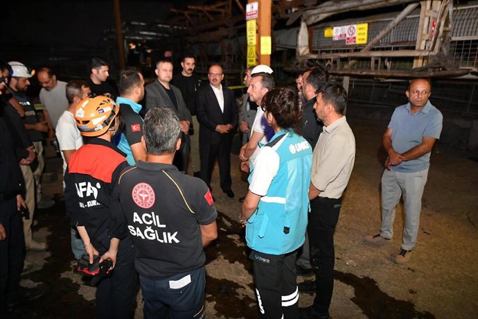 El gobernador Yakup Canbolat visita el lugar del accidente en la mina del distrito de Beypazarı, Ankara, Turquía