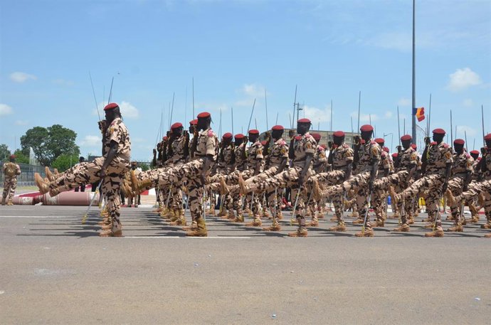 Archivo - Miembros de las fuerzas de defensa desfilan durante la celebración del Día de la Independencia en Yamena, la capital de Chad
