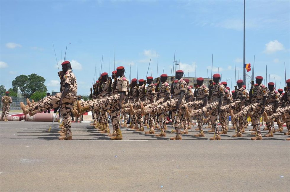 Archivo - Miembros de las fuerzas de defensa desfilan durante la celebración del Día de la Independencia en Yamena, la capital de Chad