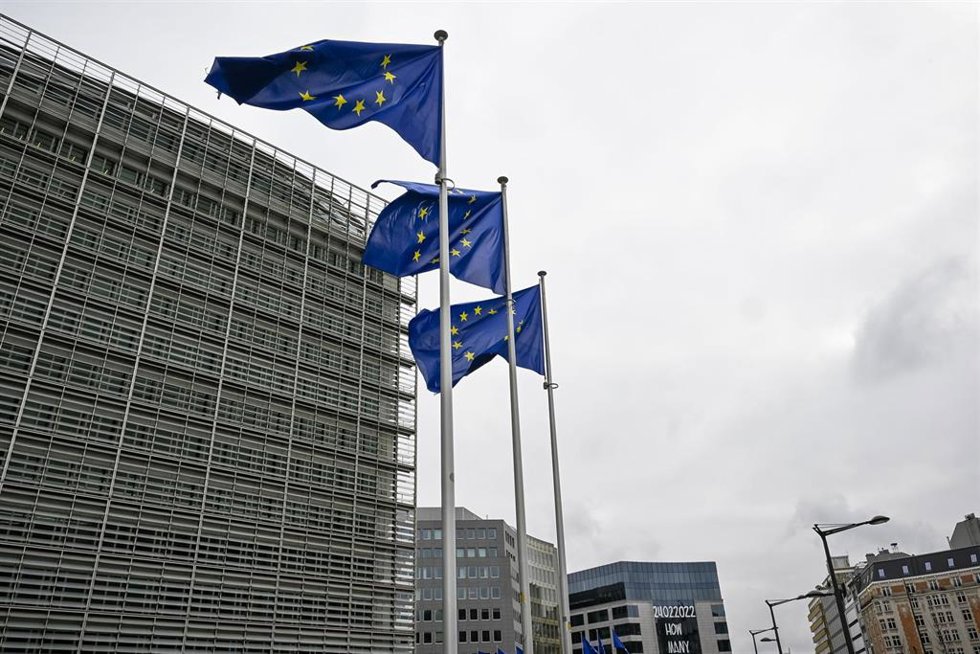 Archivo - Banderas de la Unión Europea en la sede de la Comisión Europea, en Bruselas (Bélgica)