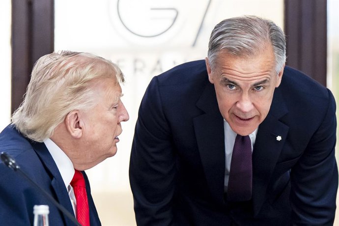 16 de junho de 2026, Evian-Les-Bains, França: O primeiro-ministro canadense, Mark Carney, e o presidente americano, Donald Trump, conversam na Cúpula do G7 em Évian-les-Bains, na França, na terça-feira, 16 de junho de 2026. LA PRESSE CANADIENNE/Christophe
