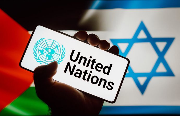 Archivo - Arquivo - 12 de outubro de 2023, Brasil: Nesta ilustração fotográfica, o logotipo das Nações Unidas (ONU) aparece na tela de um smartphone e, ao fundo, as bandeiras de Israel e da Palestina.