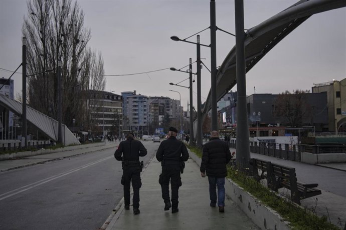 Archivo - Carabinieri italianos patrullan el puente Ibar, en Mitrovica 