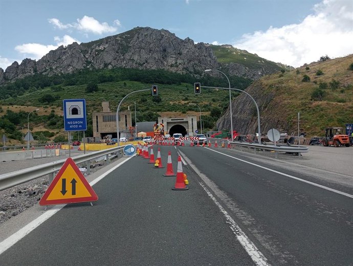 Archivo - Las obras del túnel del Negrón obligarán a desviar el tráfico por una sola calzada hasta noviembre