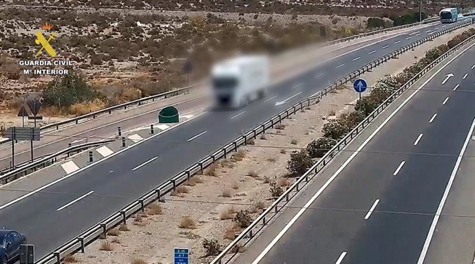 Imagen del camión realizando la maniobra.
