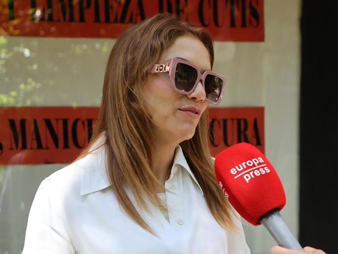Archivo - Beatriz Trapote hablando con la prensa