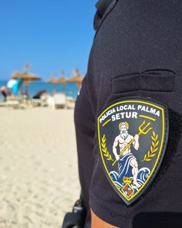 Un agente de la Policía Local de Palma en s'Arenal.