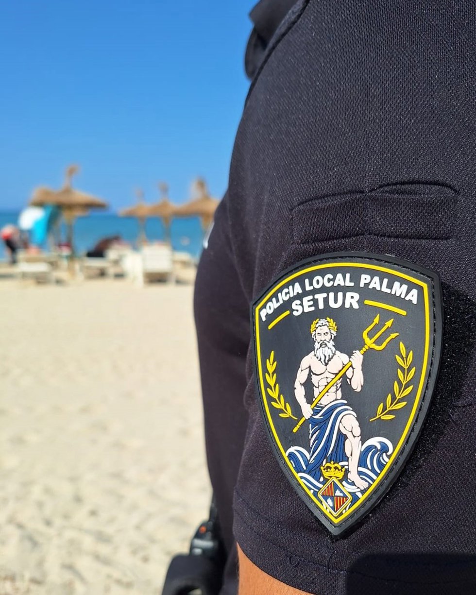 Un agente de la Policía Local de Palma en s'Arenal.